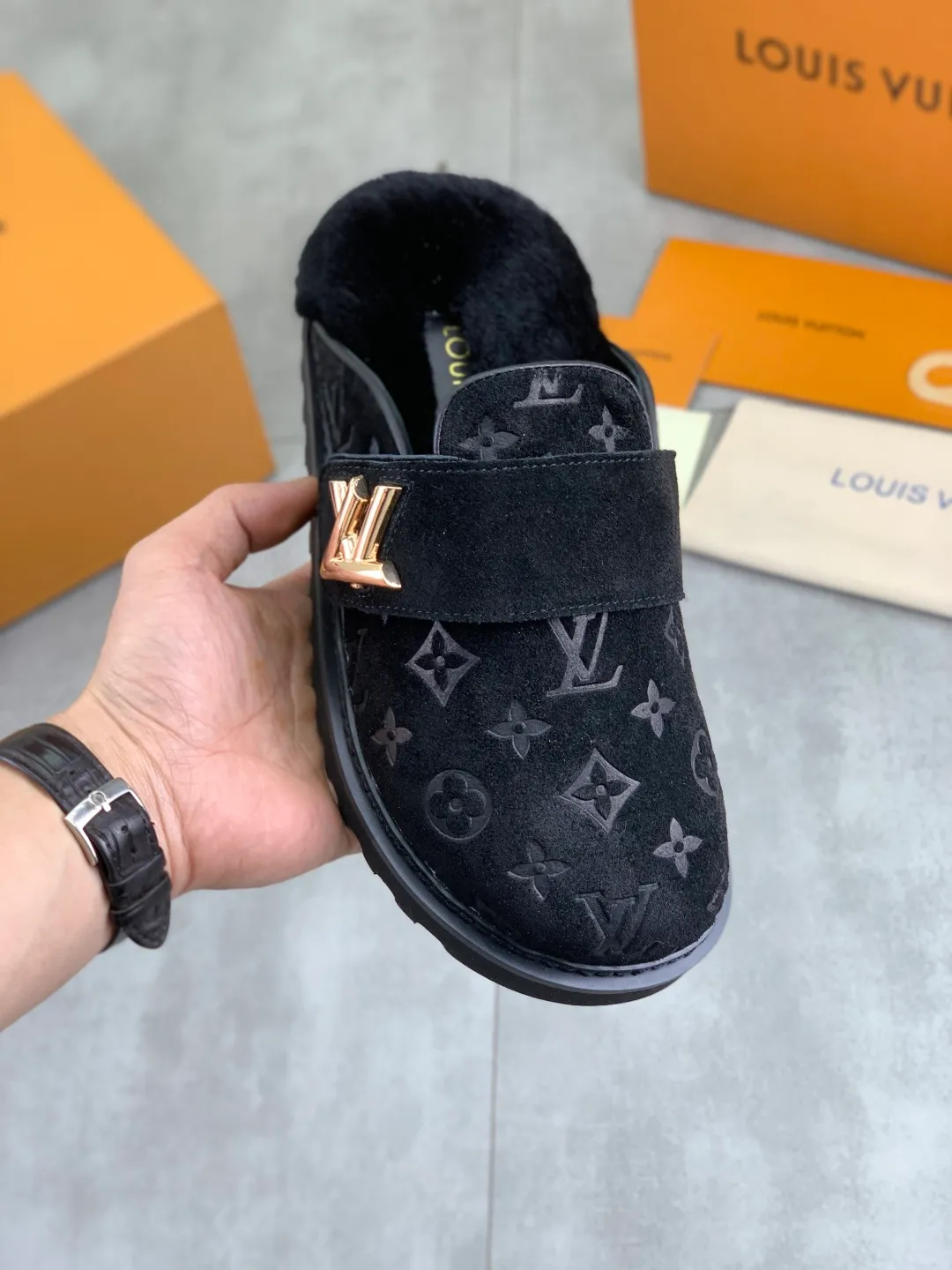 Men's Men's Shoes P480 New Couple Style LV Louis Vuitton L Family Donkey Brand Latest Easy Series Birkenstock Baotou Thick Sole Wool Slippers Sandals Original purchase, development and production This LV Easy sandal is made of suede cow leather, with Monogram pattern to highlight the trendy style. Adjustable straps with illuminated LV letters, flexible insoles and micro outsoles provide a light and comfortable experience. Exquisite packaging at the delivery counter 🛍📦 ▪️Fabric: Original custom imported first-layer cowhide ▪️Inner lining: Original customized warm wool lining ▪️Outsole: Original open-molded rubber foam material ▪️Sole thickness: 4CM ▪️Size: Men and women 35-45